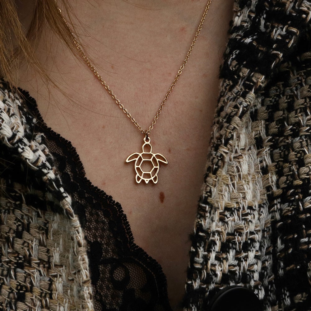 tortue collier porté veste